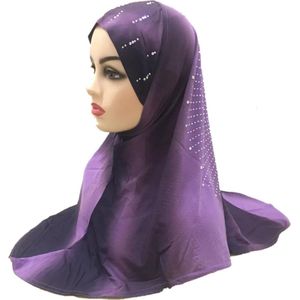 Paarse hoofddoek met stenen, mooie hijab.