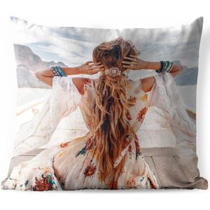 Sierkussen Buiten - Vrouw - Boot - Jurk - 60x60 cm - Weerbestendig