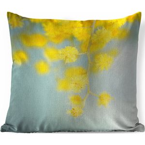 Sierkussens - Kussen - Een gele mimosa plant met een lichtblauwe achtergrond - 60x60 cm - Kussen van katoen