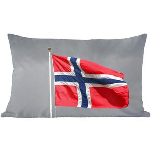 Sierkussens - Kussen - Noorse vlag wappert tegen een grijze regenachtige hemel - 50x30 cm - Kussen van katoen