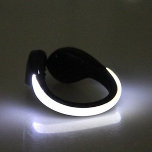 Hardloop Verlichting LED 1 Stuk • Hardlopen • Veilig • Schoen • Zichtbaar • Fietsen • Batterijen inbegrepen • Wit • Blauw • Rood • Roze• Groen • Concert • Skateboarden • LED armband • LED schoen • Sfeer • Donker • Hardlopen Donker