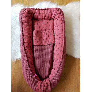 Babynestjes | Babynestje met dekentje | Baby mandje | Baby | Cadeautje | Hartjes | Katoen | Waffel | Luchtig | Zomer