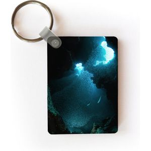 Sleutelhanger - Vissen zwemmen in een grot met doorbrekend zonlicht bij de Grand Cayman - Uitdeelcadeautjes - Plastic