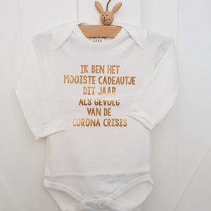 Rompertje baby met tekst corona lockdown opdruk cadeau jongen meisje zwangerschap bekendmaking bekendmaken aankondiging zwangerschapsaankondiging - geboorte jullie worden vertellen kraamcadeau babyshower verwachting opa oma oom tante papa en mama