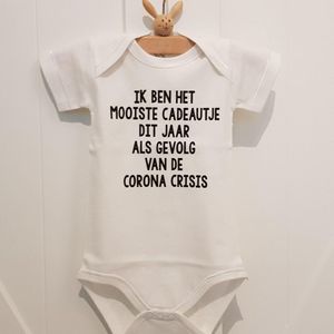Rompertje baby met tekst corona lockdown opdruk cadeau jongen meisje zwangerschap bekendmaking bekendmaken aankondiging zwangerschapsaankondiging - geboorte jullie worden vertellen kraamcadeau babyshower verwachting opa oma oom tante papa en mama
