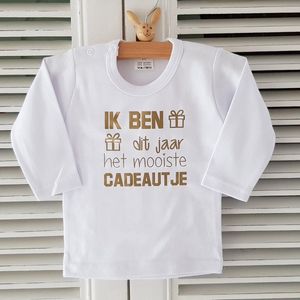 Shirtje baby tekst eerste Kerstmis cadeau | ik ben dit jaar het mooiste cadeautje | Lange | wit met goud | maat 62 | cadeautje verjaardag geboorte kraamcadeau zwangerschap aankondigen | mama oma opa oom tante moederdag vaderdag