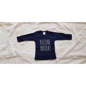 baby shirt met tekst jongen kleine broer cadeau aanstaande zwangerschap aankondigen bekendmaken opa en oma oom tante  big / little  brother blauw lange mouw maat 56