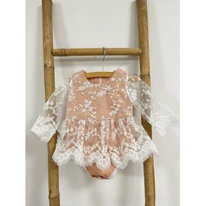 Babypakje fotoshoot-babypakje-babyshower-cakesmash-kraamcadeau-babyjurkje-kanten jurkje-kanten babypakje-beige-pakje Emma (Mt 74)