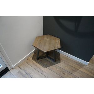 M2-Meubels Hexagon salontafel kleur blackwash 60cm met industrieel onderstel