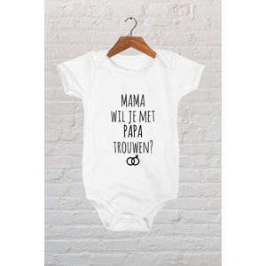 Hospitrix Baby Rompertje met Tekst "" MAMA wil je met PAPA trouwen? "" - Maat S - 0-3 maanden - 50/56 - Korte Mouw - Cadeau - Zwangerschap - Aankondiging  - Romper