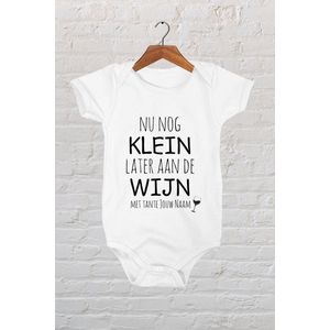 Hospitrix Baby Rompertje met Tekst ""Nu nog klein, later aan de wijn met TANTE (gepersonaliseerde naam) "" - Maat S - 0-3 maanden - 50/56 - Korte Mouw - Cadeau - Zwangerschap - Aankondiging  - Romper