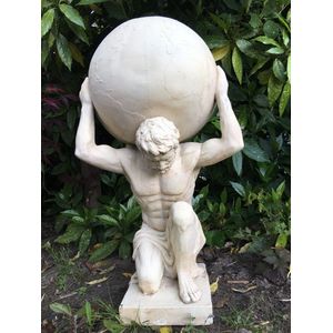 Beeld van Atlas, een reus die volgens de Griekse Mythologie het heelal droeg.