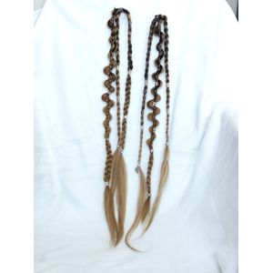 Clip-in hair extensions van synthetisch haar vlechten | Honing blond - Zwart met zilverkleurige bedels