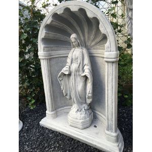 Mooi Mariabeeld vol steen in bidkapel vol steen.