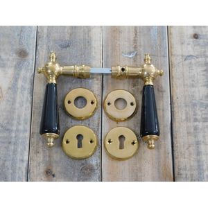 Set deurklinken met keramische zwarte handvaten,  Nippon: 2 deurknoppen, 2 rozetten jack, 2 lock rozetten, gepolijst messing