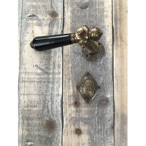 1 set van deurbeslag-als antiek: 2 deurkrukken, hang 2 rozetten, 2 lock wapenschilden, messing en handvat van keramiek