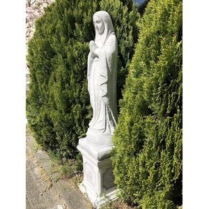 Moeder Maria / Mother Mary, groot op sokkel, vol stenen beeld.