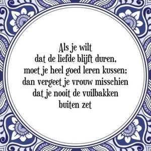 Tegeltje met Spreuk (Tegeltjeswijsheid): Als je wilt dat de liefde blijft duren, moet je heel goed leren kussen; dan vergeet je vrouw misschien dat je nooit de vuilbakken buiten zet + Kado verpakking & Plakhanger