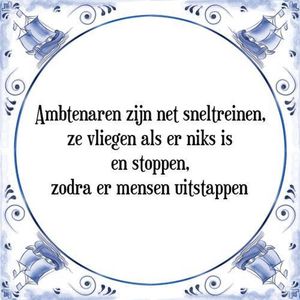Tegeltje met Spreuk (Tegeltjeswijsheid): Ambtenaren zijn net sneltreinen, ze vliegen als er niks is en stoppen, zodra er mensen uitstappen + Kado verpakking & Plakhanger