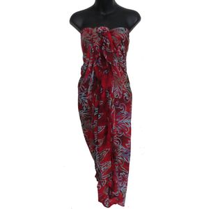 Sarong figuren vlekken patroon lengte 115 cm breedte 165 kleuren rood groen blauw bruin versierd met franjes.