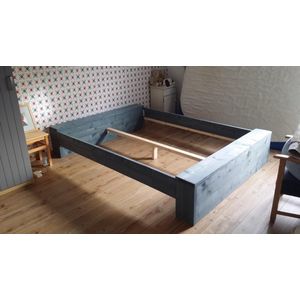 Twee persoons Bed ""Low"" van  Antraciet Wash steigerhout tweepersoonsbed 180x200cm