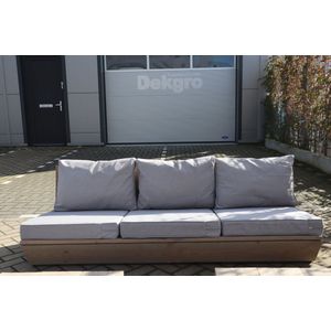 Bankje “Sauna” van Grijs Douglas hout 180cm – Licht grijze kussens – relax bank – Loungebank – Lage zetel – 3 persoons – Dim grey