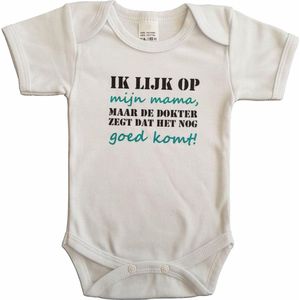 Witte romper met ""Ik lijk op mijn mama, maar de dokter zegt dat het nog goed komt!"" - maat 68 - moederdag, zwanger, cadeautje, kraamcadeau, grappig, geschenk, baby, tekst