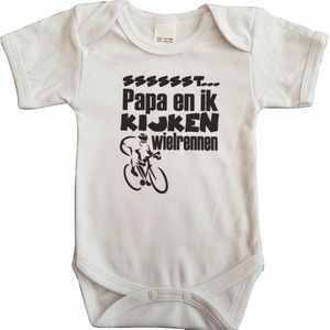 Witte romper met ""Sssssst... Papa en ik kijken wielrennen"" - 9 maanden - vaderdag, cadeautje, kraamcadeau, grappig, geschenk, baby, tekst