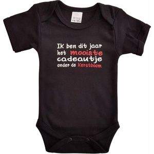 Zwarte romper met ""Ik ben dit jaar het mooiste cadeautje onder de kerstboom"" - maat 68 - babyshower, zwanger, cadeautje, kraamcadeau, grappig, geschenk, baby, tekst, bodieke, kerst, kerstmis