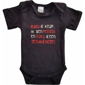 Zwarte romper met ""Mama is knap, ik ben perfect en papa is een geluksvogel"" - 6 maanden - babyshower, zwanger, cadeautje, kraamcadeau, grappig, geschenk, baby, tekst, bodieke, vader, vaderdag, moeder, moederdag