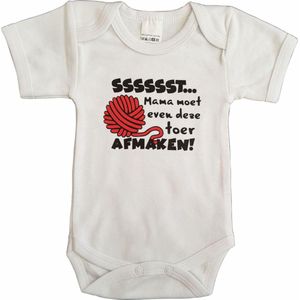 Witte romper met ""Sssssst... Mama moet even deze toer afmaken!"" - maat 80 - babyshower, zwanger, cadeautje, kraamcadeau, grappig, geschenk, baby, tekst, bodieke, haken, breien