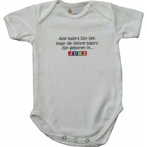 Witte romper met ""Alle baby's zijn lief, maar de liefste baby's zijn geboren in... Juni"" - maat 62/68 - babyshower, zwanger, cadeautje, kraamcadeau, grappig, geschenk, baby, tekst, bodieke