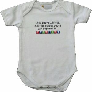 Witte romper met ""Alle baby's zijn lief, maar de liefste baby's zijn geboren in Februari"" - maat 74/80 - babyshower, zwanger, cadeautje, kraamcadeau, grappig, geschenk, baby, tekst, bodieke