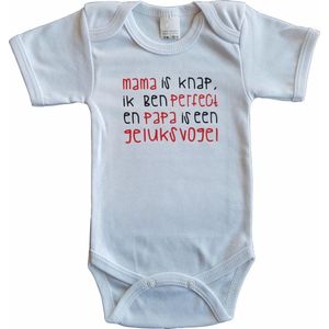 Witte romper met ""Mama is knap, ik ben perfect en papa is een geluksvogel"" - 9 maanden - babyshower, zwanger, cadeautje, kraamcadeau, grappig, geschenk, baby, tekst, bodieke, vader, vaderdag, moeder, moederdag