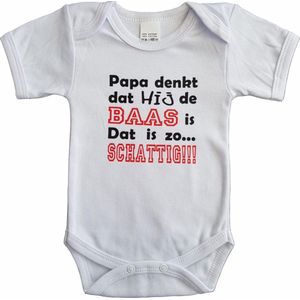 Witte romper met ""Papa denkt dat hij de baas is. Dat is zo... Schattig!!!"" - maat 68 - vader, vaderdag, babyshower, zwanger, cadeautje, kraamcadeau, grappig, geschenk, baby, tekst, bodieke