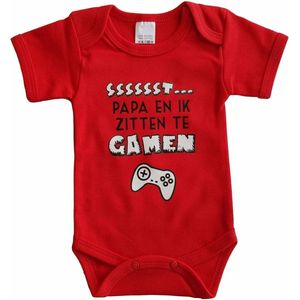 Rode romper met ""Sssssst... Papa en ik zitten te gamen"" - maat 80 - vaderdag, cadeautje, kraamcadeau, grappig, geschenk, baby, tekst, bodieke