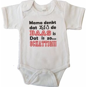 Witte romper met ""Mama denkt dat zij de baas is. Dat is zo... Schattig!!!"" - maat 80 - moeder, moederdag, babyshower, zwanger, cadeautje, kraamcadeau, grappig, geschenk, baby, tekst, bodieke