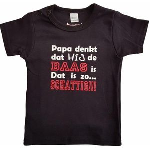 Zwart baby t-shirt met "Papa denkt dat hij de baas is. Dat is zo... Schattig!!!" - maat 92 - vader, vaderdag, babyshower, zwanger, cadeautje, kraamcadeau, grappig, geschenk, baby, tekst, bodieke