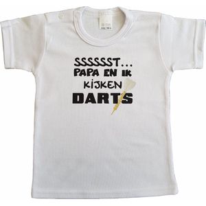 Wit baby t-shirt met ""Sssssst... Papa en ik kijken darts"" - maat 92 - vaderdag, cadeautje, kraamcadeau, grappig, geschenk, baby, tekst, darten