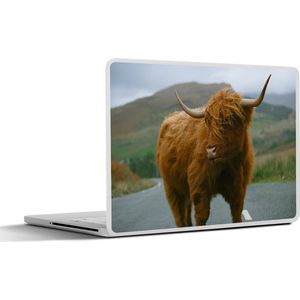 Laptop sticker - 13.3 inch - Schotse Hooglander - Berg - Weg - 31x22,5cm - Laptopstickers - Laptop skin - Cover