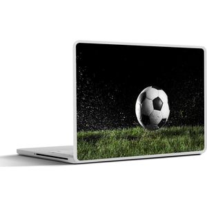 Laptop sticker - 10.1 inch - Voetbal in het gras - 25x18cm - Laptopstickers - Laptop skin - Cover
