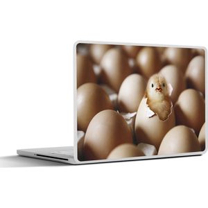 Laptop sticker - 15.6 inch - Kuiken komt uit ui - 36x27,5cm - Laptopstickers - Laptop skin - Cover