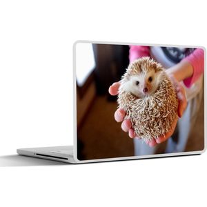 Laptop sticker - 11.6 inch - Egel wordt vastgehouden - 30x21cm - Laptopstickers - Laptop skin - Cover