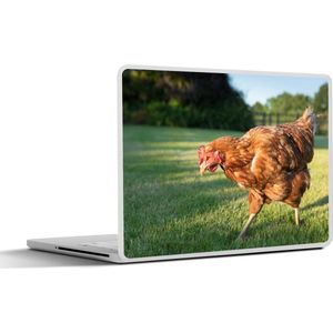 Laptop sticker - 14 inch - Kip in grasveld op zoek naar voedsel - 32x5x23x5cm - Laptopstickers - Laptop skin - Cover
