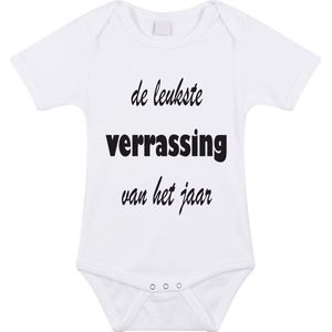 Baby rompertje met leuke tekst | de leukste verrassing van het jaar |zwangerschap aankondiging | cadeau papa mama opa oma oom tante | kraamcadeau | maat 80 wit