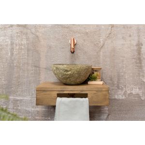 Saniclear Seba fonteinset met bruin eiken plank, rivierstenen waskom en koperen kraan voor in het toilet
