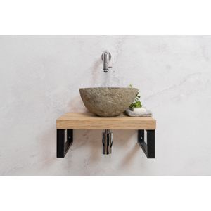 Saniclear Baru fonteinset met eiken plank, rivierstenen waskom en chromen kraan voor in het toilet