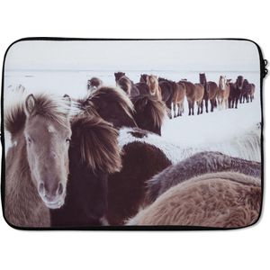 Laptophoes 14 inch - Paarden - Sneeuw - Wit - Laptop sleeve - Binnenmaat 34x23,5 cm - Zwarte achterkant