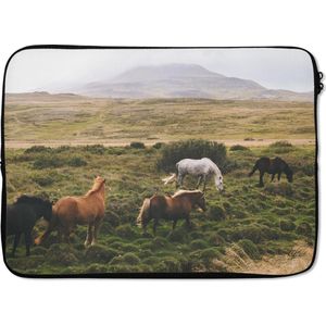 Laptophoes 14 inch - Paarden - IJsland - Bruin - Laptop sleeve - Binnenmaat 34x23,5 cm - Zwarte achterkant