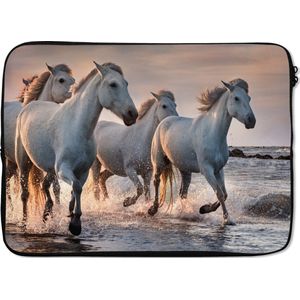 Laptophoes 13 inch - Paarden - Water - Zee - Frankrijk - Laptop sleeve - Binnenmaat 32x22,5 cm - Zwarte achterkant